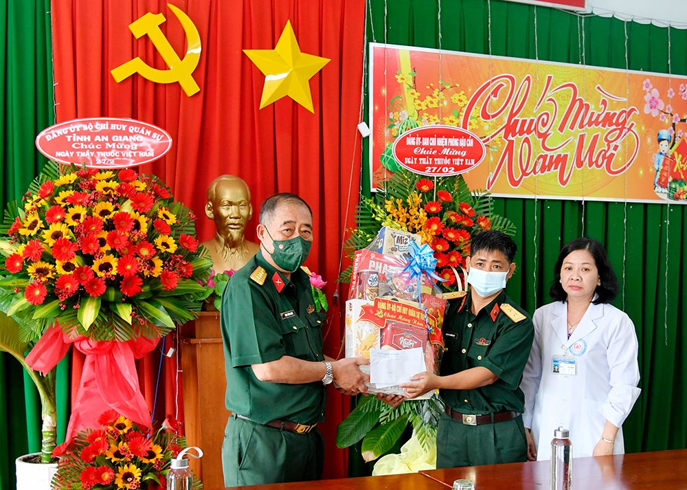 Bộ Chỉ huy Quân sự An Giang thăm, chúc mừng Bệnh xá Quân y