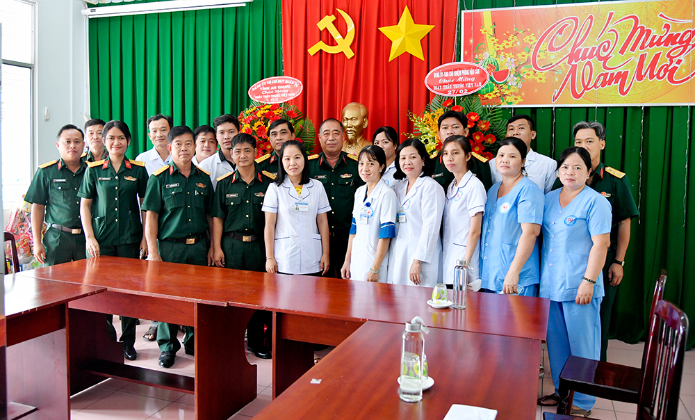 Bộ Chỉ huy Quân sự An Giang thăm, chúc mừng Bệnh xá Quân y