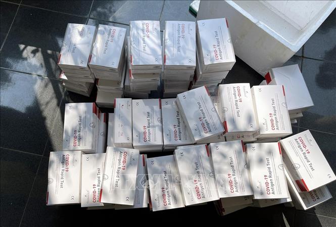 Bắt giữ xe ô tô chở 1.500 bộ kit test nhanh COVID-19