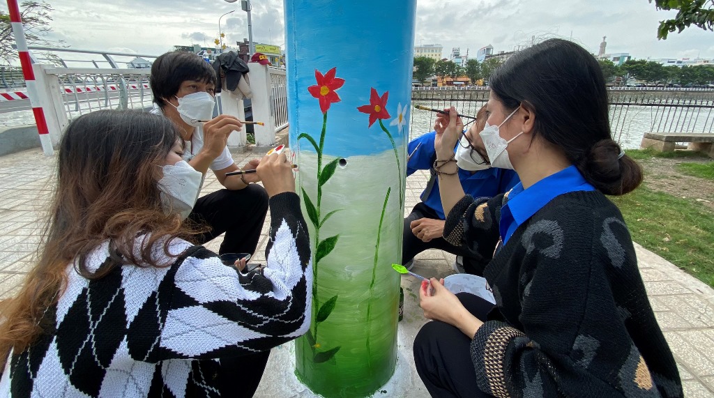 Đoàn Thị trấn huyện Hương Khê Triển khai mô hình  Cột điện nở hoa trên  tuyến đường Trần Phú