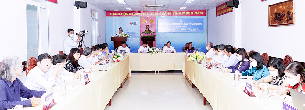 Hội Nhà báo các tỉnh, thành phố Nam sông Hậu ký kết giao ước thi đua năm 2022