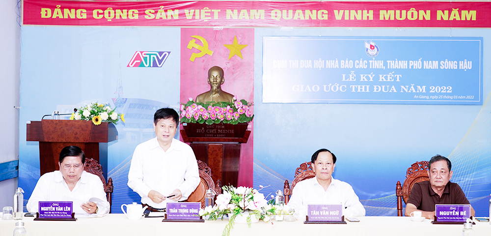 Hội Nhà báo các tỉnh, thành phố Nam sông Hậu ký kết giao ước thi đua năm 2022