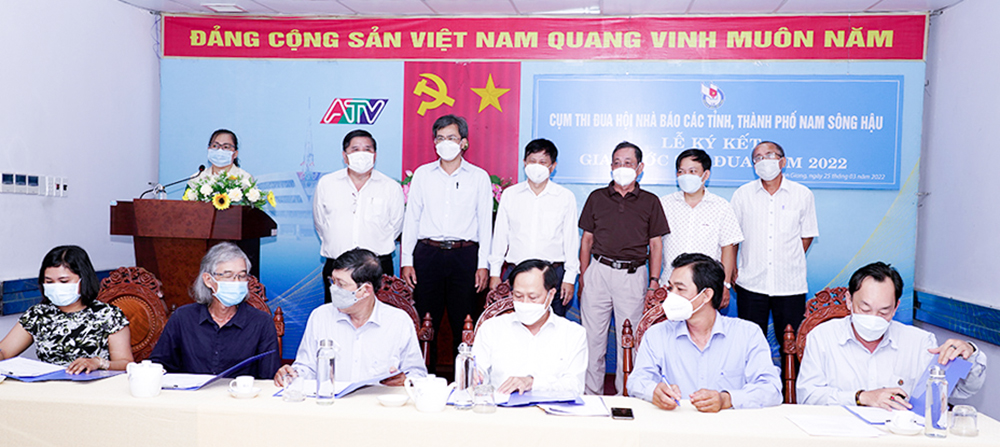 Hội Nhà báo các tỉnh, thành phố Nam sông Hậu ký kết giao ước thi đua năm 2022