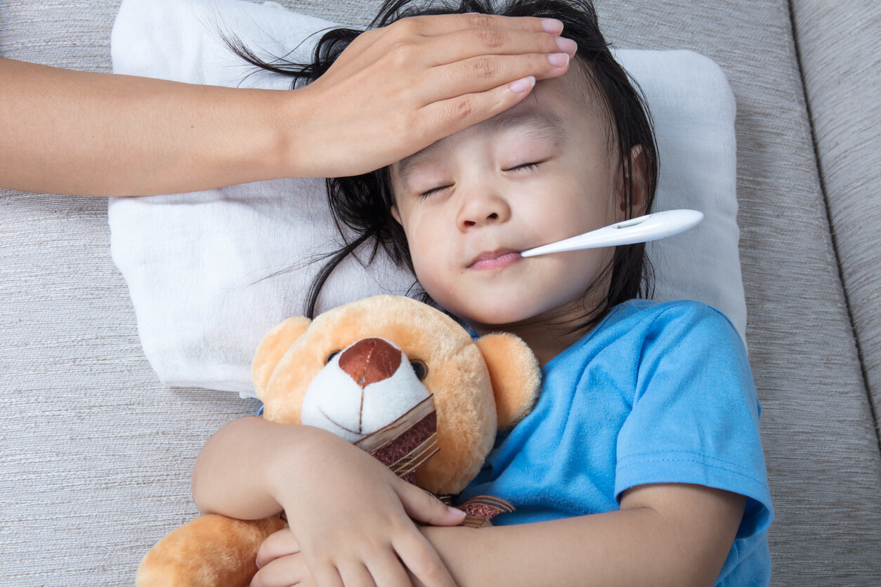 Trẻ sốt do mắc COVID-19, khi nào cần liên hệ nhân viên y tế?