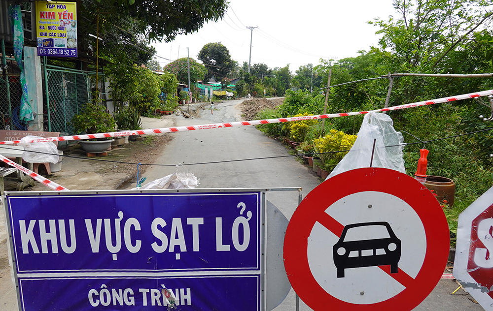 Khẩn trương khắc phục đoạn đường sụt, lún tại xã Phú Hưng