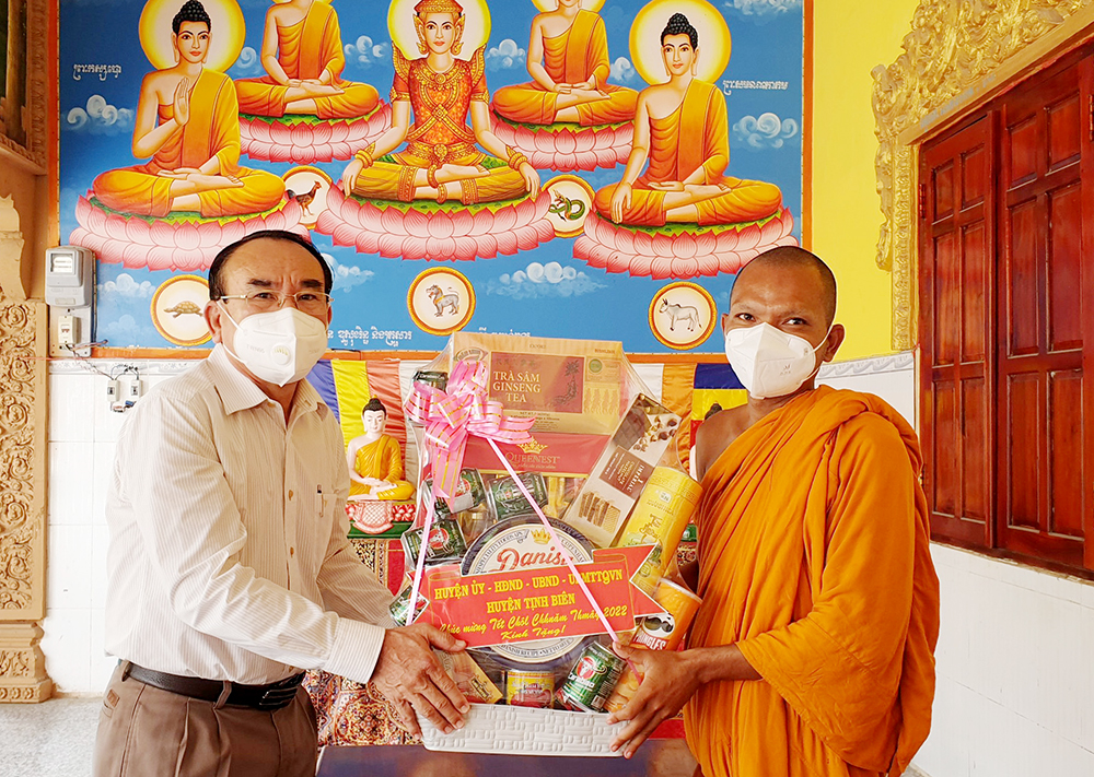 Trưởng ban Dân vận Tỉnh ủy An Giang thăm, chúc mừng Tết Chol Chnam Thmay đồng bào Khmer huyện Tịnh Biên