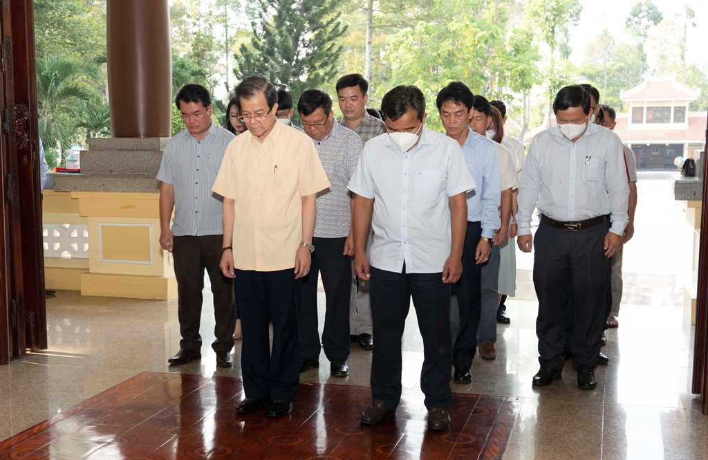 Bí thư Tỉnh ủy An Giang Lê Hồng Quang và Bí thư Tỉnh ủy Gia Lai Hồ Văn Niên viếng, dâng hoa, dâng hương Đền thờ Chủ tịch Tôn Đức Thắng