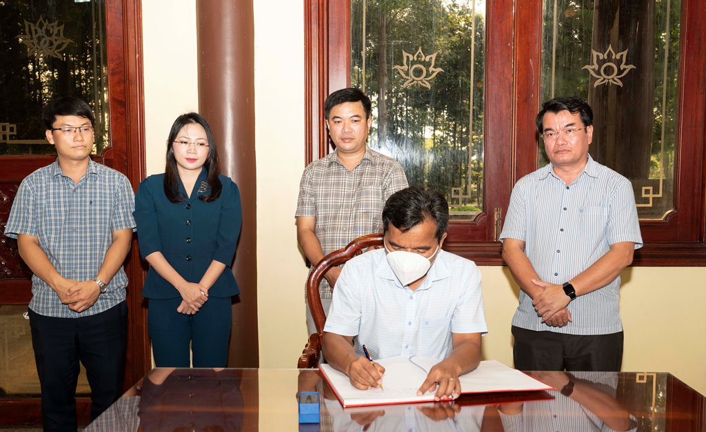 Bí thư Tỉnh ủy An Giang Lê Hồng Quang và Bí thư Tỉnh ủy Gia Lai Hồ Văn Niên viếng, dâng hoa, dâng hương Đền thờ Chủ tịch Tôn Đức Thắng