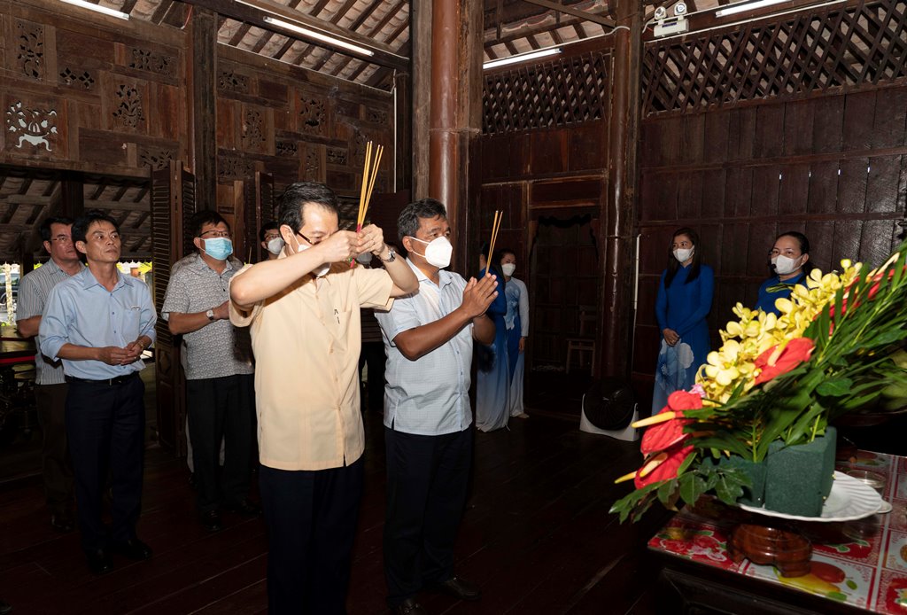 Bí thư Tỉnh ủy An Giang Lê Hồng Quang và Bí thư Tỉnh ủy Gia Lai Hồ Văn Niên viếng, dâng hoa, dâng hương Đền thờ Chủ tịch Tôn Đức Thắng