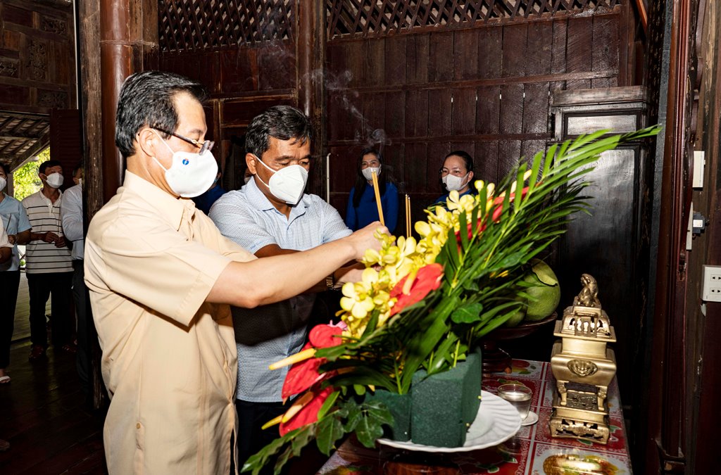 Bí thư Tỉnh ủy An Giang Lê Hồng Quang và Bí thư Tỉnh ủy Gia Lai Hồ Văn Niên viếng, dâng hoa, dâng hương Đền thờ Chủ tịch Tôn Đức Thắng