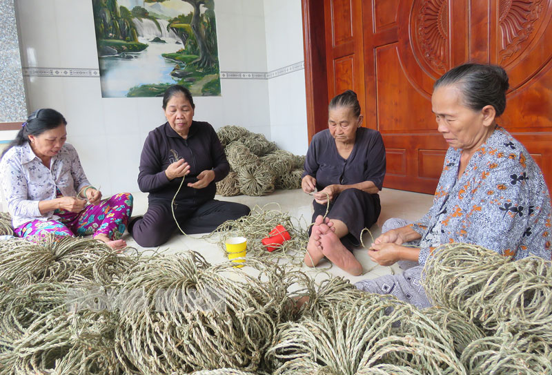 Bến Tre: Tổ đan dây quai bằng lác ấp Minh Nghĩa
