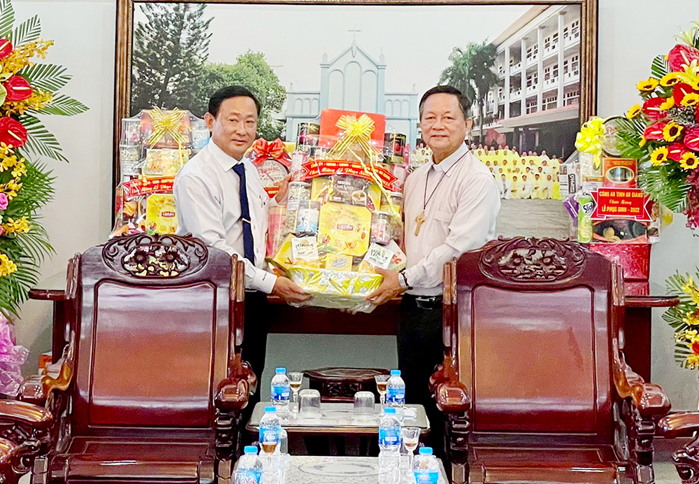 Thăm, chúc mừng Lễ Phục sinh năm 2022 tại Tòa Giám mục Long Xuyên