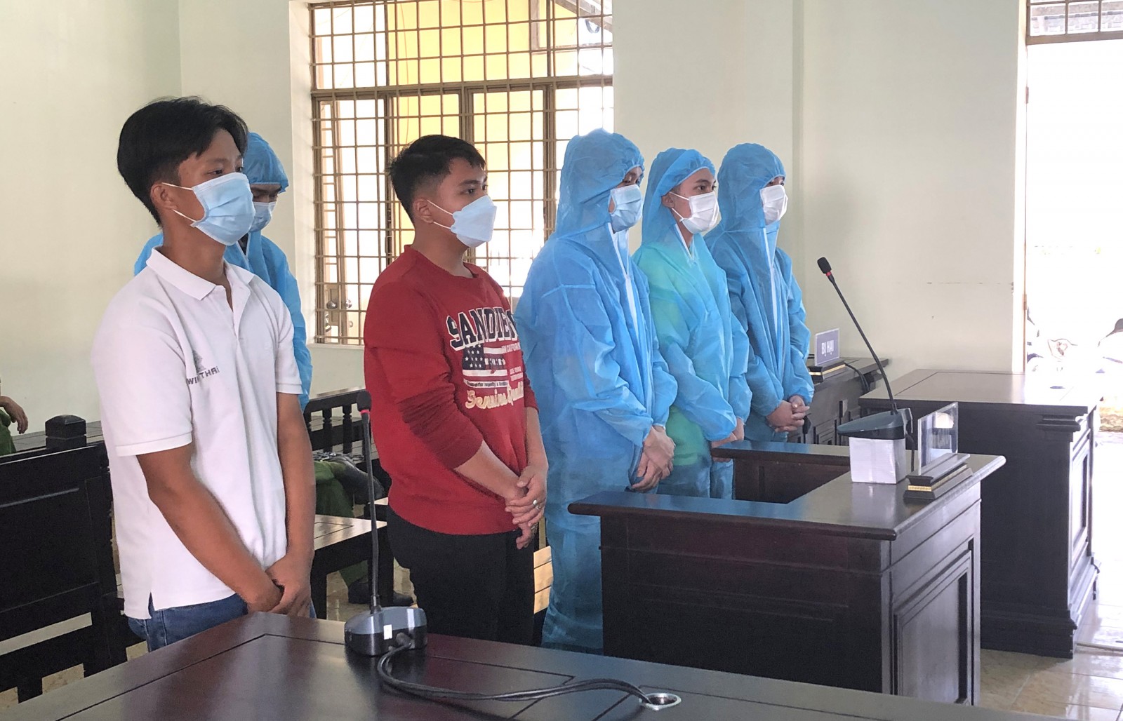 Lãnh án vì thói côn đồ