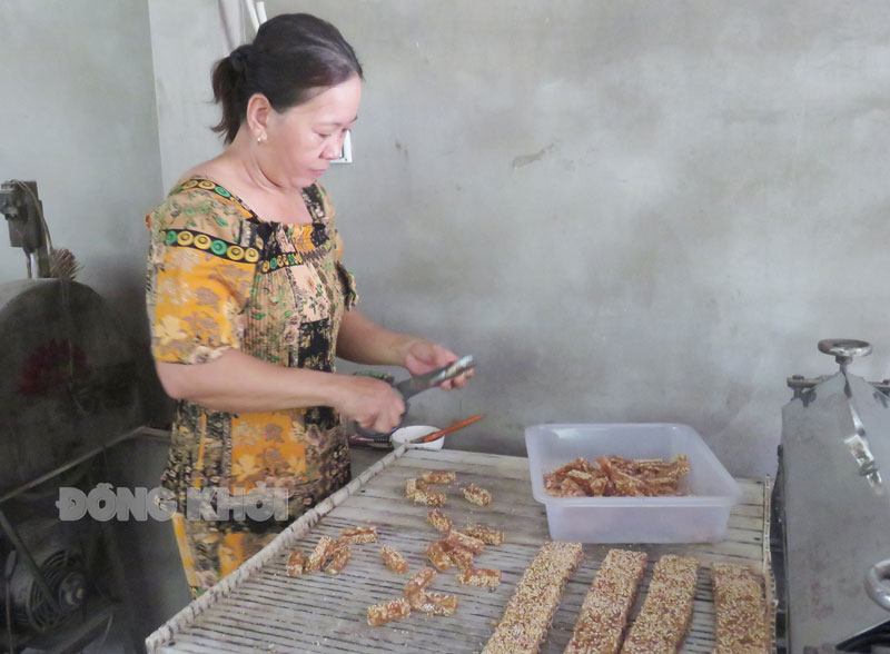 Bến Tre: Làm kẹo chăm lo cuộc sống gia đình