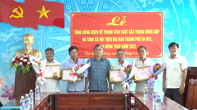 Đồng Tháp: Tặng Bằng khen cho 4 cá nhân hiến đất làm đường giao thông