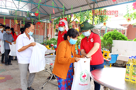 Hậu Giang: Noi gương Người trong những hoạt động nhân đạo