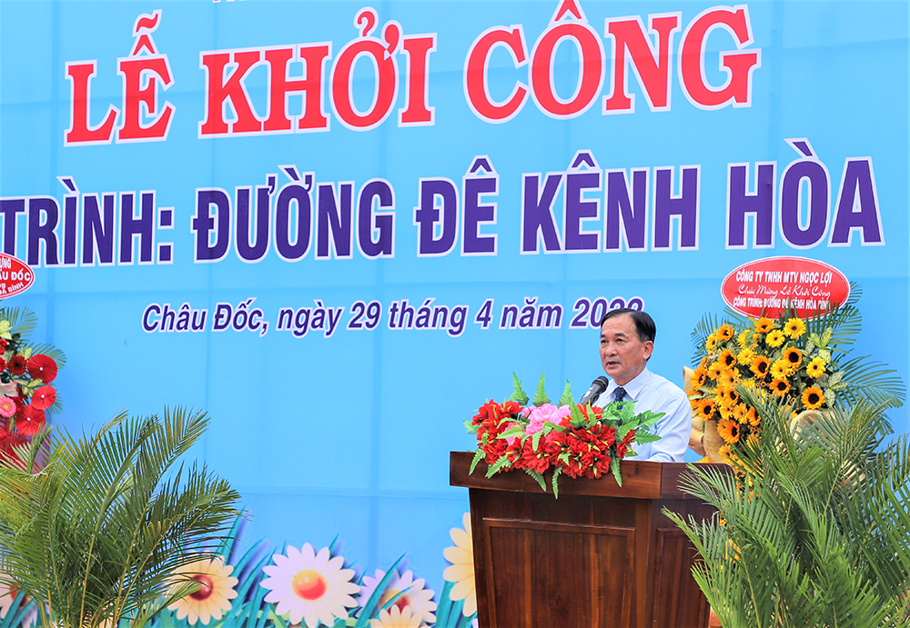 UBND TP. Châu Đốc khởi công công trình đường đê kênh Hòa Bình