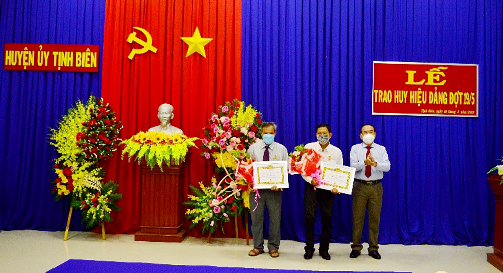 Huyện ủy Tịnh Biên trao Huy hiệu Đảng đợt 19/5