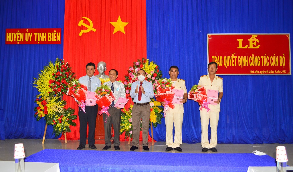 Ban Thường vụ Huyện ủy Tịnh Biên trao quyết định điều động, bổ nhiệm 12 cán bộ
