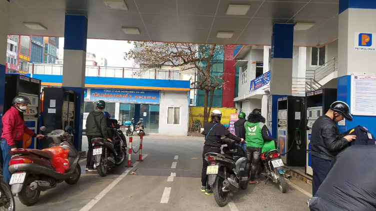 Giá xăng tiếp tục tăng, vượt mốc 30.000 đồng/lít