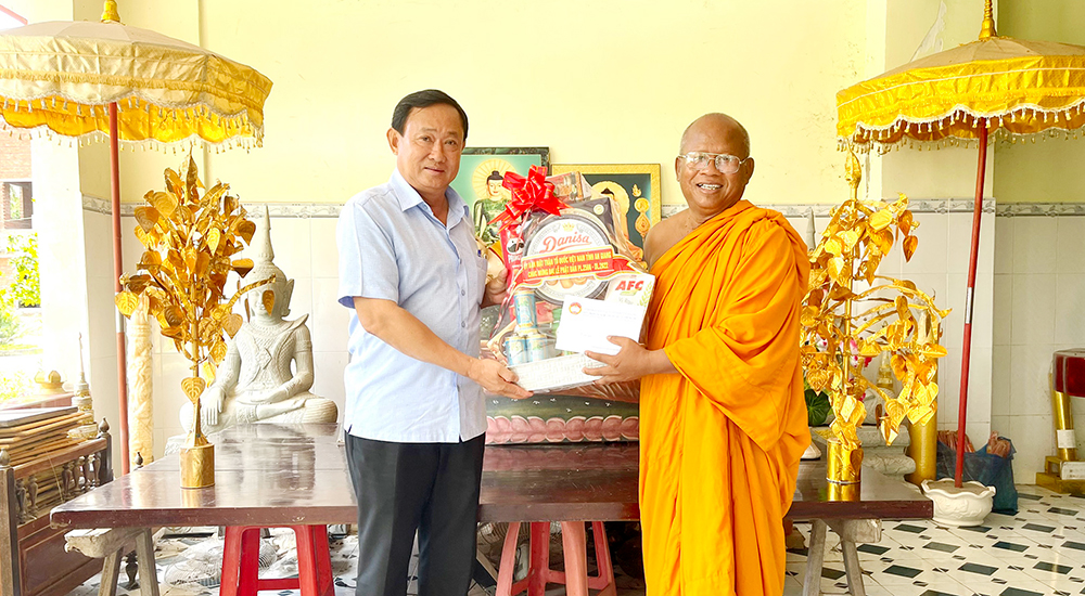 Chủ tịch UBMTTQVN tỉnh An Giang Nguyễn Tiếc Hùng thăm chùa, cơ sở Phật giáo nhân dịp Đại lễ Phật đản