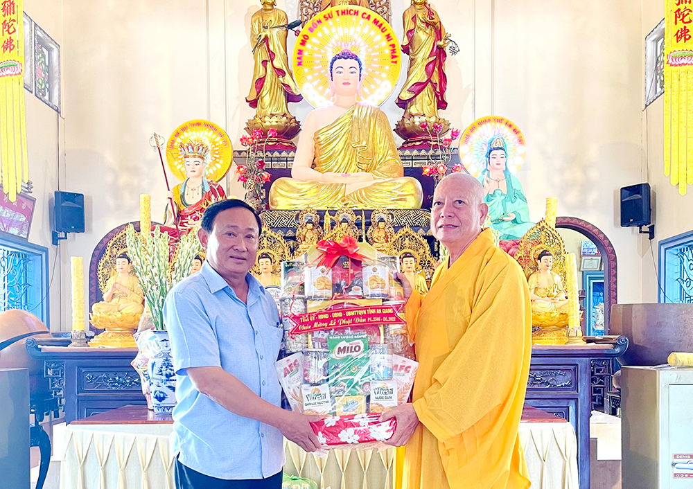 Chủ tịch UBMTTQVN tỉnh An Giang Nguyễn Tiếc Hùng thăm chùa, cơ sở Phật giáo nhân dịp Đại lễ Phật đản