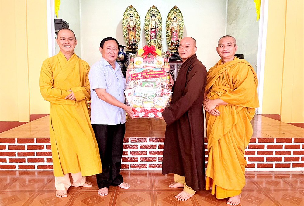 Chủ tịch UBMTTQVN tỉnh An Giang Nguyễn Tiếc Hùng thăm chùa, cơ sở Phật giáo nhân dịp Đại lễ Phật đản