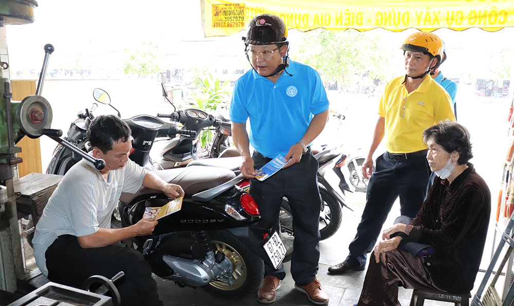 Vận động triển khai bảo hiểm xã hội toàn dân