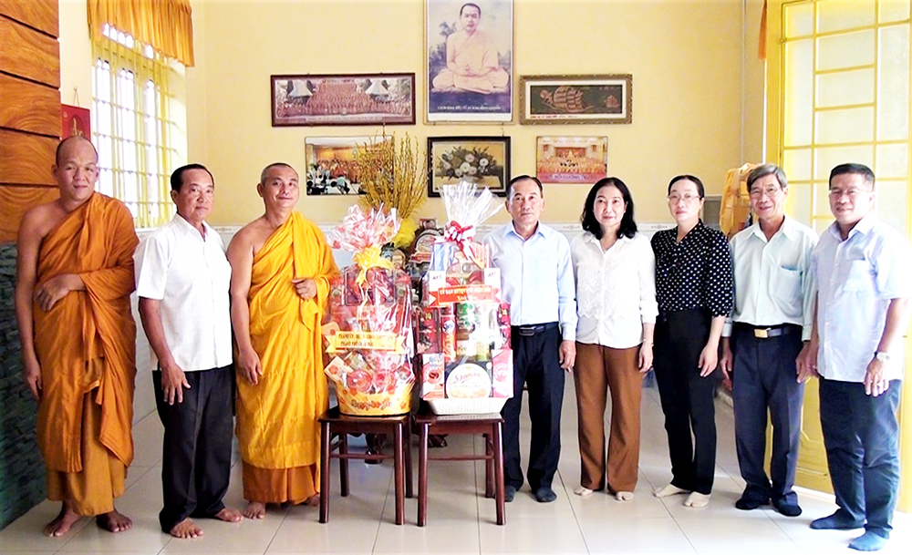 Thành ủy, HĐND, UBND, UBMTTQVN TP. Châu Đốc thăm, tặng quà các cơ sở thờ tự nhân Đại lễ Phật đản Phật lịch 2566