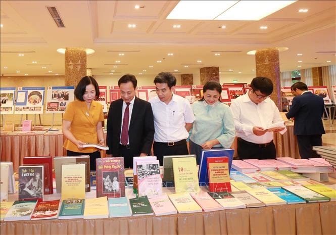 Triển lãm ảnh và sách theo tư tưởng, đạo đức, phong cách Hồ Chí Minh