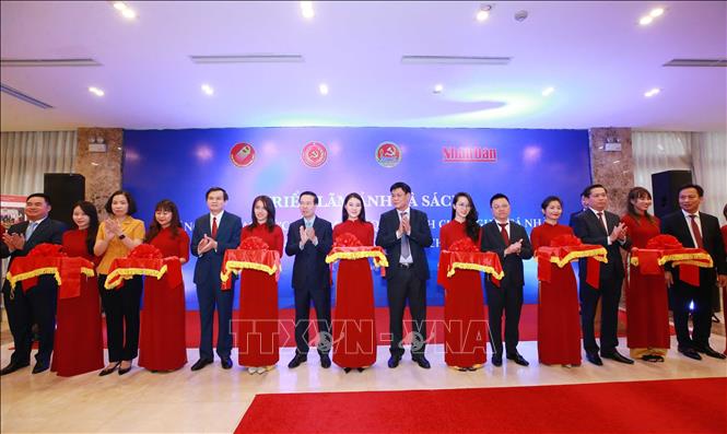 Triển lãm ảnh và sách theo tư tưởng, đạo đức, phong cách Hồ Chí Minh