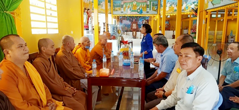 Bí thư Huyện ủy Thoại Sơn thăm, chúc mừng các cơ sở Phật giáo nhân dịp Đại lễ Phật đản Phật lịch 2566
