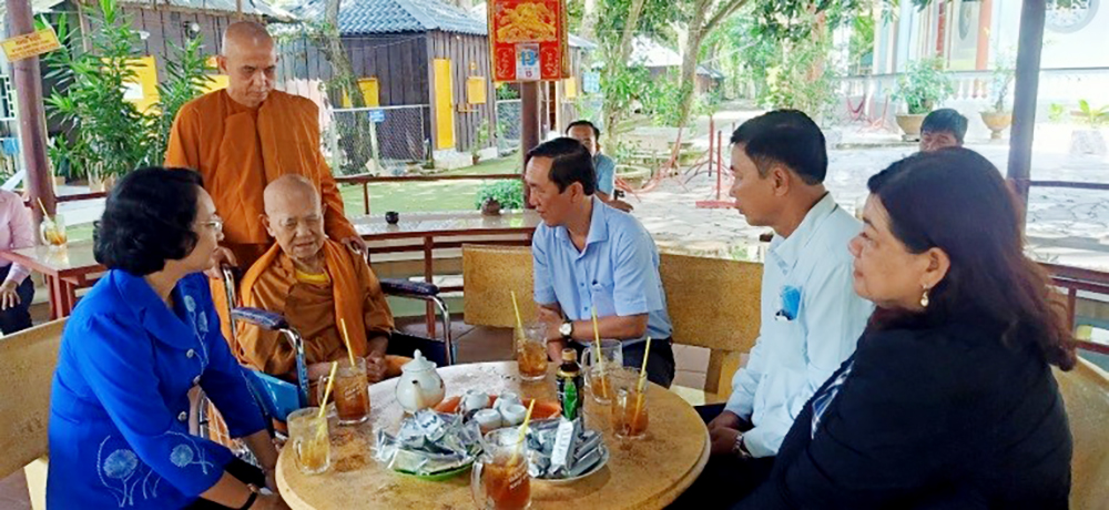Bí thư Huyện ủy Thoại Sơn thăm, chúc mừng các cơ sở Phật giáo nhân dịp Đại lễ Phật đản Phật lịch 2566