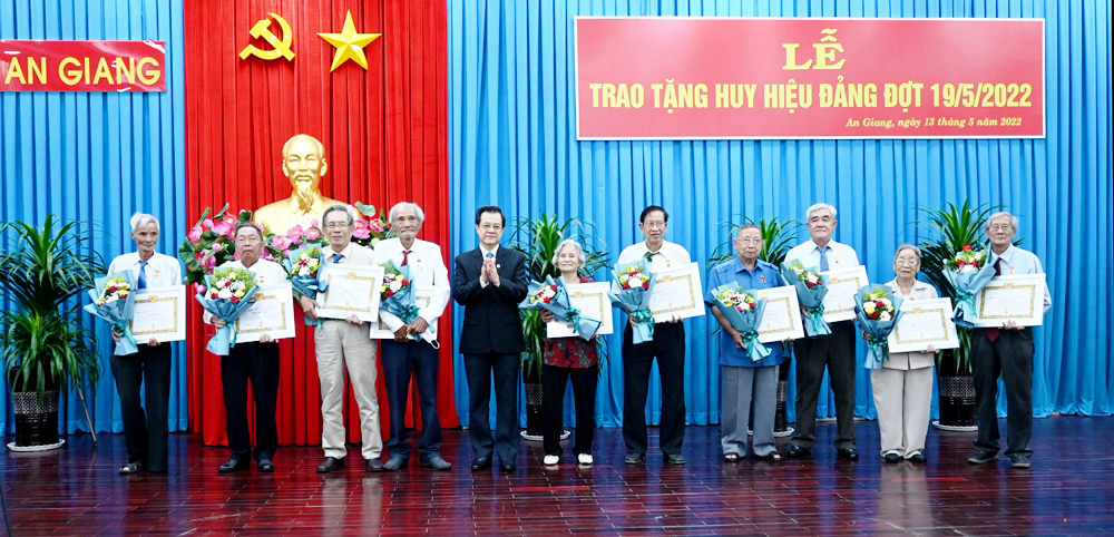 Ban Thường vụ Tỉnh ủy An Giang trao tặng Huy hiệu Đảng đợt 19/5/2022