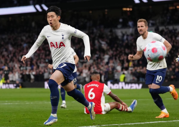 Harry Kane tỏa sáng, Tottenham đè bẹp Arsenal