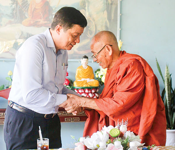 Lãnh đạo TP. Cần Thơ thăm hỏi, chúc mừng tăng, ni, phật tử nhân dịp Ðại lễ Phật đản