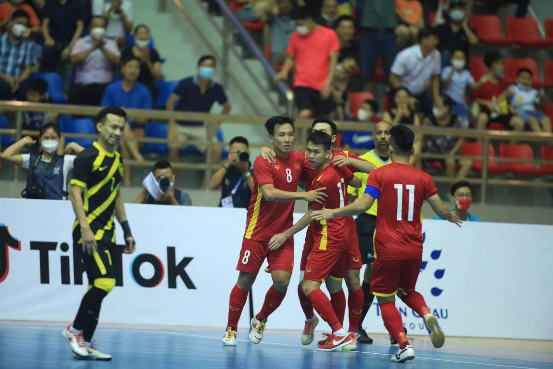 Ngược dòng thắng 7-1 trước Malaysia, tuyển futsal Việt Nam sống lại cơ hội giành HCV SEA Games