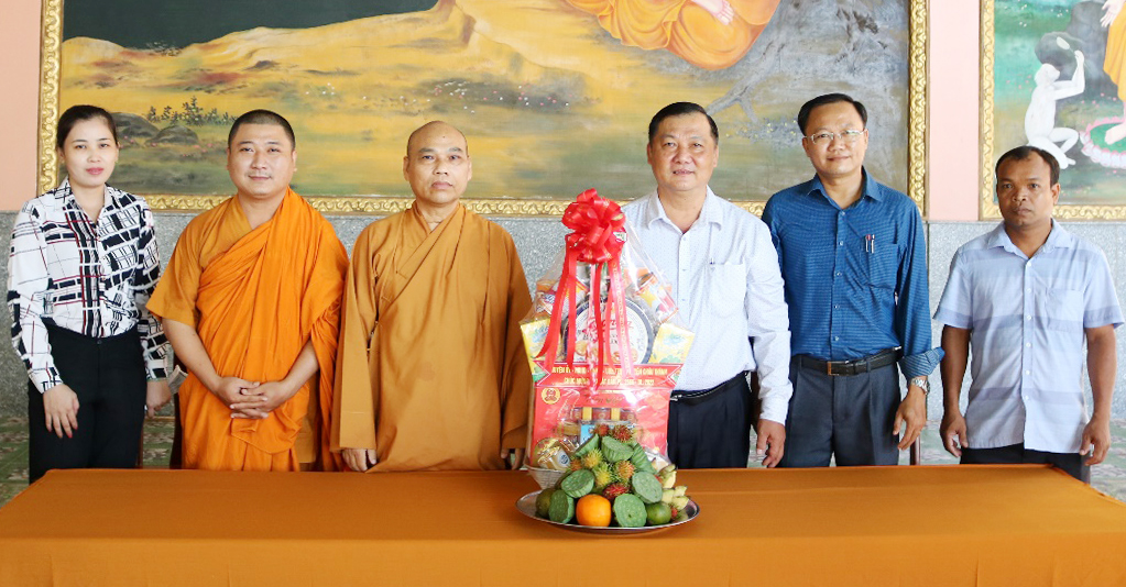 Lãnh đạo huyện Châu Thành thăm, chúc mừng Đại lễ Phật đản Phật lịch 2566