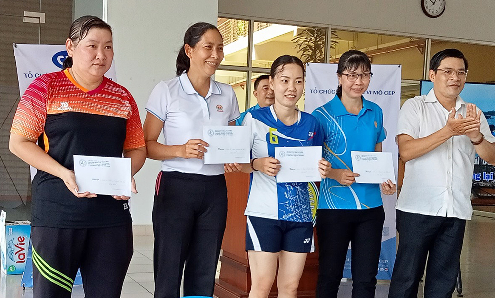 Khối Thi đua 6 tổ chức các hoạt động giao lưu và tặng quà cho đoàn viên tiêu biểu dịp Tháng Công nhân