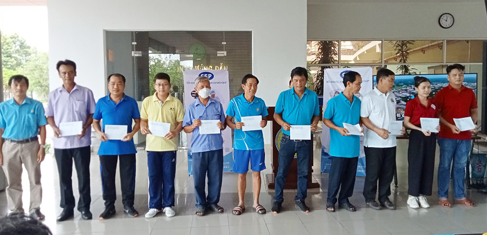 Khối Thi đua 6 tổ chức các hoạt động giao lưu và tặng quà cho đoàn viên tiêu biểu dịp Tháng Công nhân