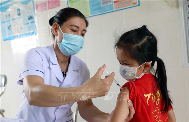 Vaccine ngừa COVID-19: Khuyến cáo từ WHO và kinh nghiệm các nước