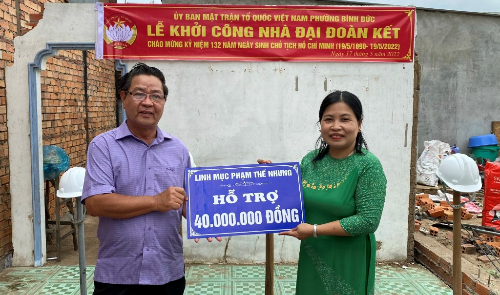 Đảng ủy, UBND, UBMTTQ Việt Nam phường Bình Đức bàn giao và khởi công nhà cho hộ cận nghèo