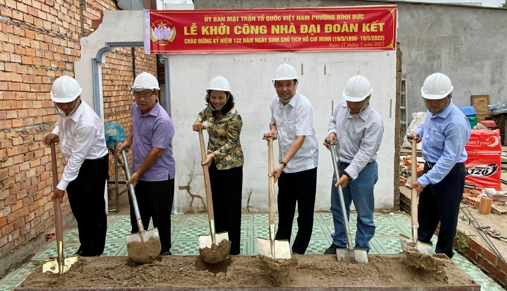 Đảng ủy, UBND, UBMTTQ Việt Nam phường Bình Đức bàn giao và khởi công nhà cho hộ cận nghèo