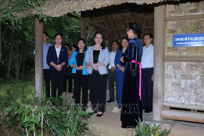 Phó Chủ tịch nước thăm khu di tích ATK Chợ Đồn
