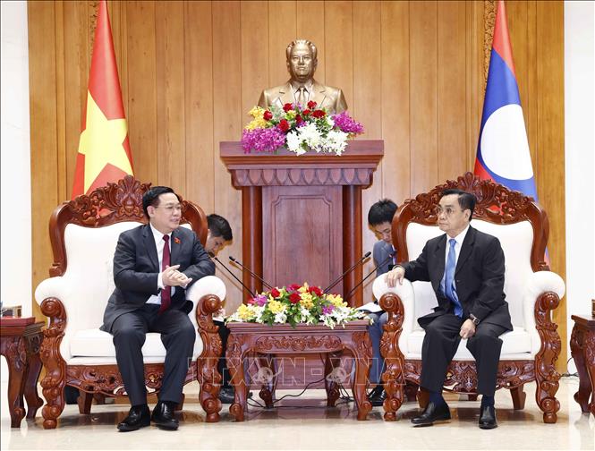 Chủ tịch Quốc hội Vương Đình Huệ gặp nguyên Thủ tướng, nguyên Chủ tịch Quốc hội Lào
