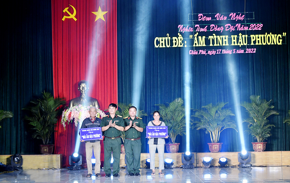Văn nghệ gây quỹ hỗ trợ chiến sĩ mới