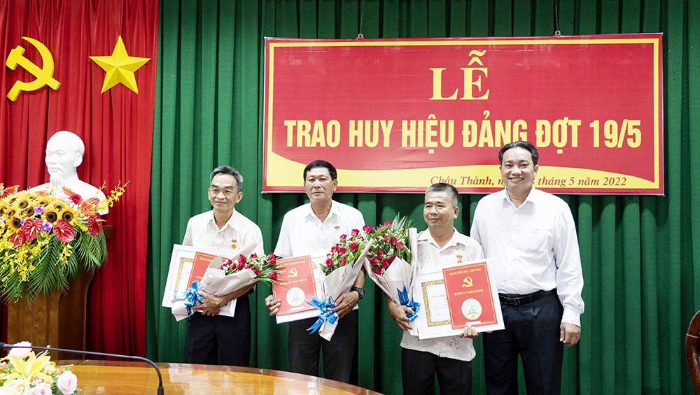 Huyện ủy Châu Thành trao tặng Huy hiệu Đảng cho các đảng viên cao niên tuổi Đảng