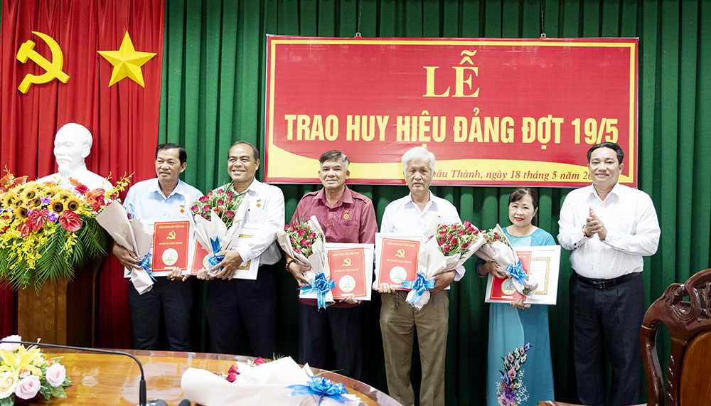 Huyện ủy Châu Thành trao tặng Huy hiệu Đảng cho các đảng viên cao niên tuổi Đảng