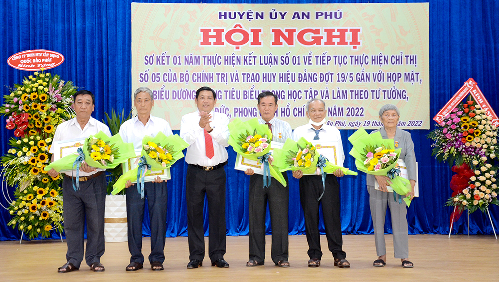 Ban Thường vụ Huyện ủy An Phú sơ kết thực hiện Kết luận 01-KL/TW về tiếp tục thực hiện Chỉ thị 05-CT/TW về học tập và làm theo Bác