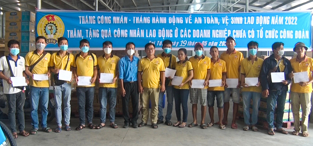 Liên đoàn Lao động huyện Tri Tôn trao quà cho công nhân tại doanh nghiệp chưa có tổ chức công đoàn